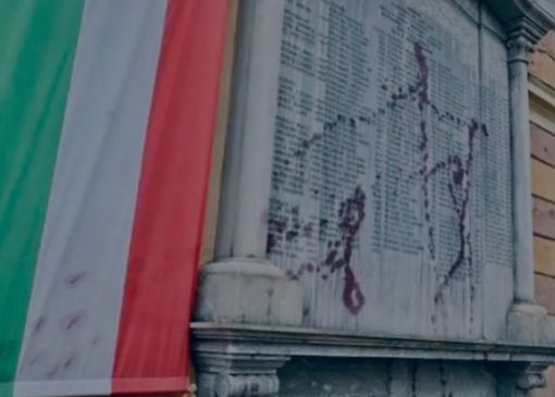 Dronero: la lapide in piazza Allemandi oggetto di un increscioso atto vandalico