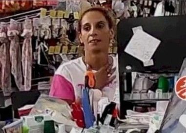 L'imputata Stanka Batashka, ritratta dalle telecamere di videosorveglianza del magazzino di Monticello d'Alba in un manifesto diffuso dalla comunità cinese astigiana