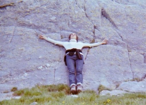 Amante della libertà vera, fatta di un profondo sentire del cuore, di Emiliana Razé e del suo amore per la montagna è eloquente l'immagine con le braccia spalancate alla vita scattata dal fratello Carlo nella Val des Meraveilles Amante della libertà vera, fatta di un profondo sentire del cuore, di Emiliana Razé e del suo amore per la montagna è eloquente l'immagine con le braccia spalancate alla vita scattata dal fratello Carlo nella Val des Meraveilles