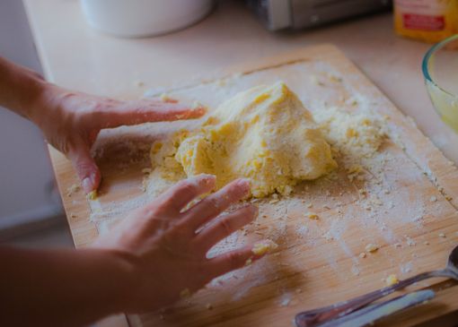 Mani in pasta tra zucchero e farina a La Granda di Genola, pronta a trasformarsi in un laboratorio di pasticceria