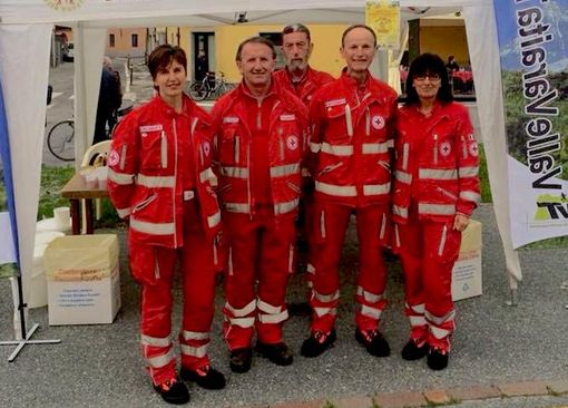 Marco Giovannini (il secondo da destra) insieme agli amici volontari della CRI Manta