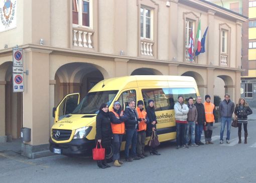 Amministratori e dipendenti comunali davanti al nuovo scuolabus Mercedes “Sprinter Euro 6”