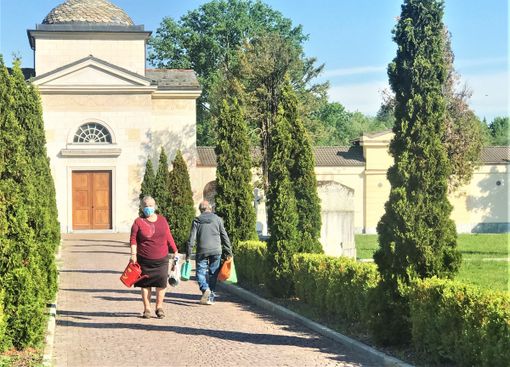 Le immagini scattate stamane nel cimitero di Cuneo