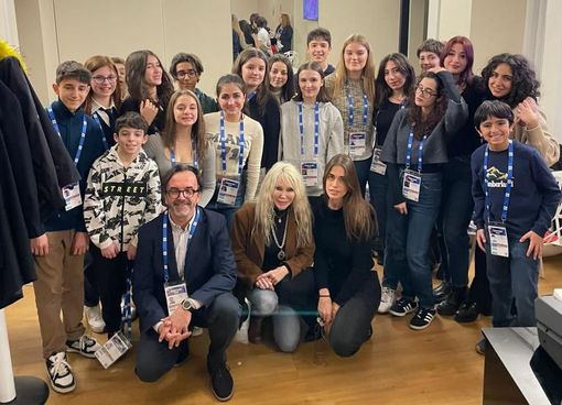 Il maestro Claudio Fenoglio con Ivana Spagna e Clara a Sanremo assieme alle 'voci bianche' del Coro del teatro Regio di Torino