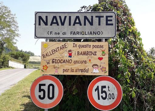 "In questo paese i bambini giocano ancora per la strada": a Farigliano il cartello che esorta gli automobilisti a rallentare