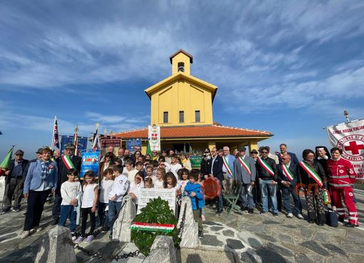 Grande partecipazione al Sacrario di Bastia per ricordare i mille giovani caduti per la libertà [FOTO]