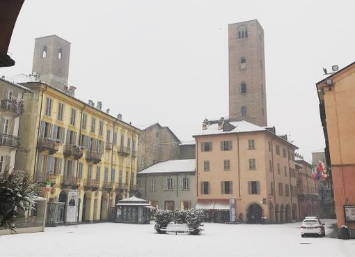 Strade finora sotto controllo per la prima nevicata dell’anno sui tetti di Alba