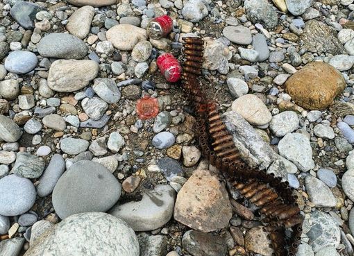 Nella foto le due bombe e i cinturoni con i proiettili Nella foto le due bombe e i cinturoni con i proiettili