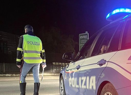 Decine di bottiglie di liquore e pacchi di caffè occultati su una vettura fermata in autostrada Decine di bottiglie di liquore e pacchi di caffè occultati su una vettura fermata in autostrada