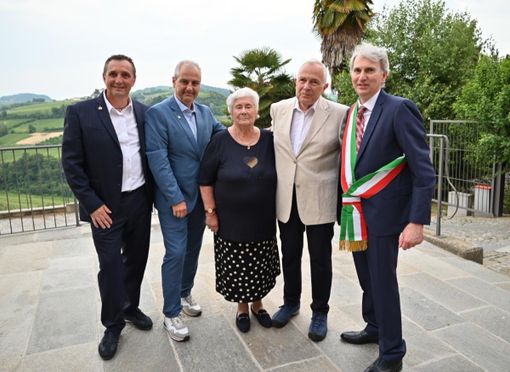 Renza Veglio cittadina onoraria di Castiglione Falletto insieme al sindaco onorario del comune gemello di Muntelier