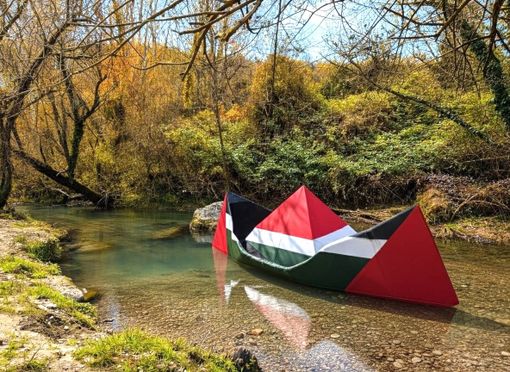 L’imbarcazione, costruita in Valle Varaita, simboleggia la Global Sumud Flotilla L’imbarcazione, costruita in Valle Varaita, simboleggia la Global Sumud Flotilla