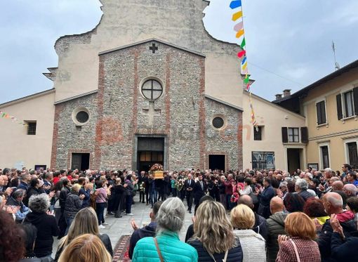 Un'ondata di affetto per l'ultimo saluto a Enzo della Posillipo. Folla commossa ai funerali e lui offre il caffè