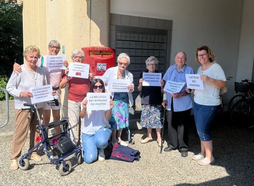 Saluzzo, ospiti del Tapparelli adottano al classica buca rossa delle lettere presso la sede degli Uffici postali Saluzzo, ospiti del Tapparelli adottano al classica buca rossa delle lettere presso la sede degli Uffici postali