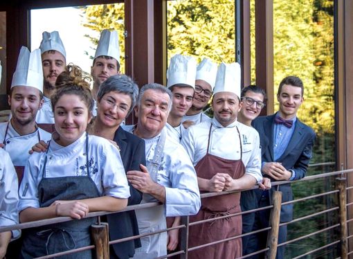 Massimo Camia con la moglie Luciana, i figli e parte dello staff del loro ristorante di La Morra
