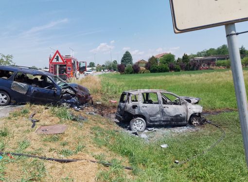 Si scontrano e prendono entrambe fuoco: incidente fra due auto a Carrù Si scontrano e prendono entrambe fuoco: incidente fra due auto a Carrù