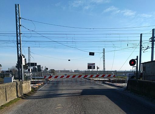 I cavi divelti al passaggio a livello di Cavallermaggiore sulla strada per Sommariva Bosco in frazione Foresto