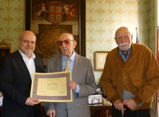 Alba: il Sindaco Maurizio Marello ha consegnato un attestato di riconoscimento al fotografo Aldo Agnelli