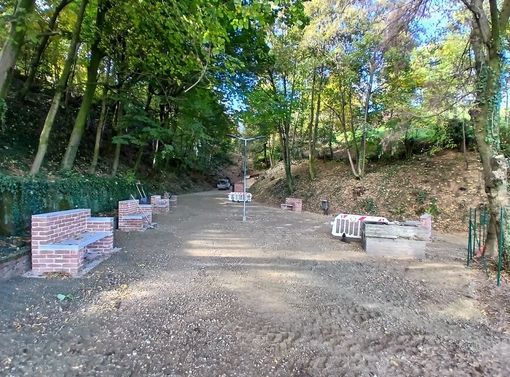 Saluzzo, lavori all'area verde di Santa Caterina, posizionate le panchine delal Scuola edile di Cuneo
