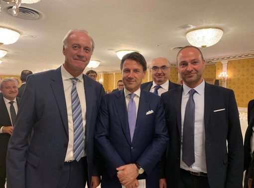 In primo piano: a partire da sinistra il presidente Asprofrut Sacchetto, il premier Conte e il vicepresidente Asprofrut Ribotta In primo piano: a partire da sinistra il presidente Asprofrut Sacchetto, il premier Conte e il vicepresidente Asprofrut Ribotta