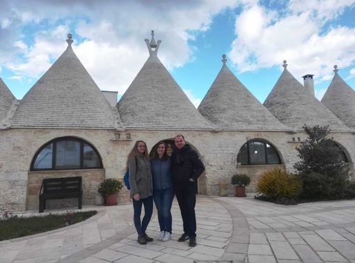 Alessia Caranzano, Chiara Raso e il docente del "Virginio", Roberto Fusta, ad Alberobello