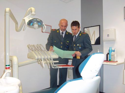 Studi dentistici abusivi ad Alba e Grinzane Cavour. Denunciate 6 persone