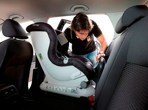 Controlli a tappeto della polizia stradale sull'uso delle cinture di sicurezza e sistemi di ritenuta per bambini