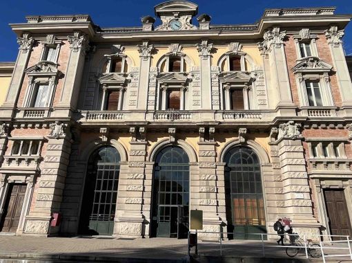 Il palazzo della stazione ferroviaria Il palazzo della stazione ferroviaria
