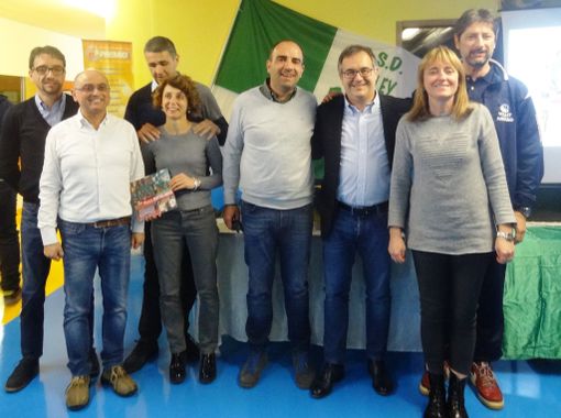 I fondatori della Pallavolo Busca. Da sinistra Alberto Garnero, Luca Gosso, Alberto Aimar, Valleria Alloi, Diego Bressi, Marco Gallo, Chiara Giusiano, Massimo Lamberti