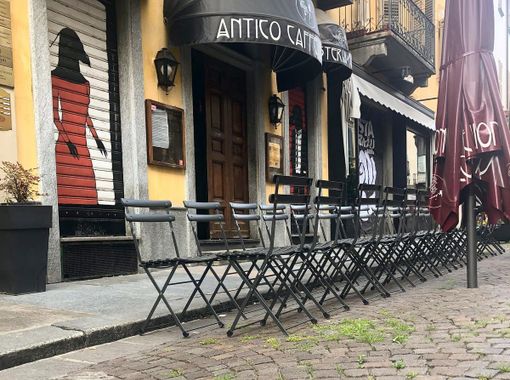 L'esterno dello storico locale di via Cavour a Bra L'esterno dello storico locale di via Cavour a Bra
