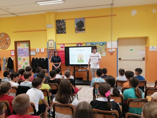 Simone Marengo e Camilla Olivero, due degli studenti premiati, presentano il loro lavoro alle Elementari di Grinzane Cavour Simone Marengo e Camilla Olivero, due degli studenti premiati, presentano il loro lavoro alle Elementari di Grinzane Cavour