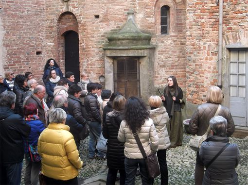 Monticello d'Alba: anche il Castello dei Conti Roero rende omaggio alla "Festa della donna" Monticello d'Alba: anche il Castello dei Conti Roero rende omaggio alla "Festa della donna"