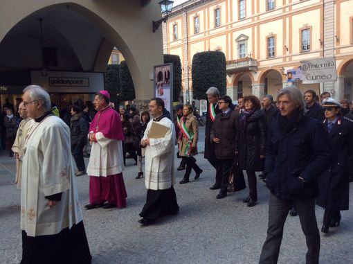 Grande accoglienza a Cuneo per il nuovo vescovo: l'abbraccio della città in via Roma
