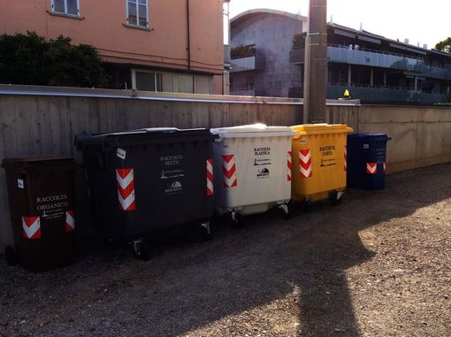 Chiama la polizia perché sente dei rumori provenire dal cassonetto: dentro un 42enne che dormiva tra i rifiuti