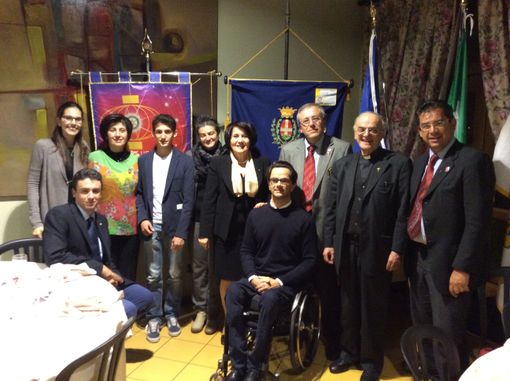 Da destra: Michele Mestriner Assistente del Governatore, Don Meo Bessone Vicario Generale, Giorgio Groppo Governatore Distretto 2032, Stefano Viglione Sindaco di Mondovì, Franca Ghiazza Presidente R.C. Mondovì, Antonella Germini Dirigente Scuola Forestale di Ormea, Davide Barberis, Gianna Ghiazza Davico Presidente I.I.W. Club Cuneo Mondovì Saluzzo, Giorgia Alessandria Rappresentante Distretto 2032 Rotaract e Vittorio Vigo Presidente Rotaract Club Cuneo Provincia Granda