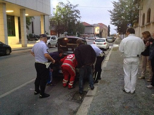 Gattino soccorso da Vigili del Fuoco, Polizia Municipale e Croce Rossa: era intrappolato in un'auto a Cuneo