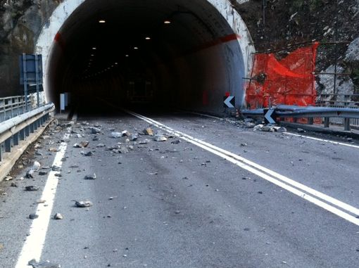 Le immagini della frana sulla strada del Tenda