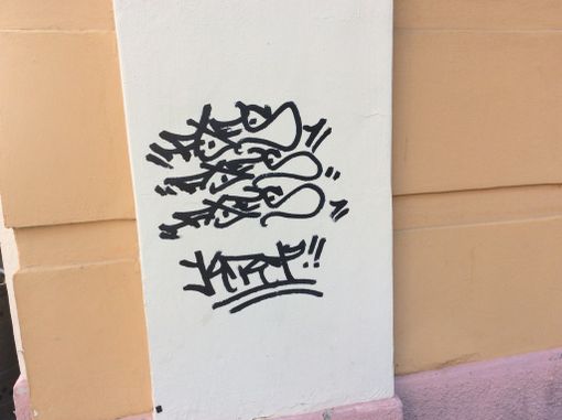 Le scritte apparse sul muro in via Grandis, a Cuneo