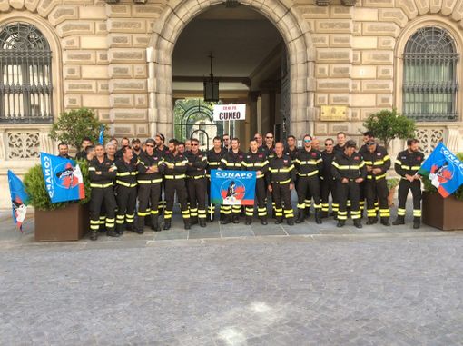 Vigili del fuoco protestano davanti alla Prefettura di Cuneo: "Siamo trattati come un corpo di serie B"