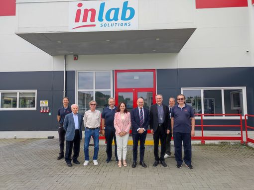 Il cardinal Gambetti con i vertici Inalpi Il cardinal Gambetti con i vertici Inalpi