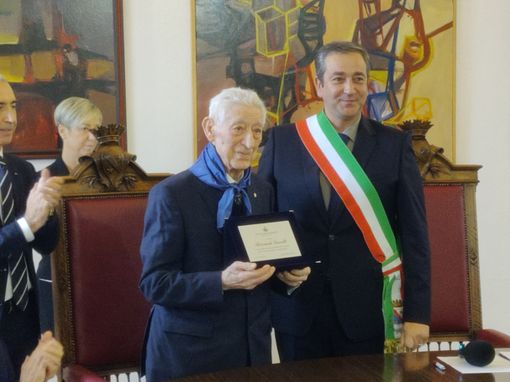 In foto il dottor Riccardo Garelli festeggiato con una targa dal LC Canale Roero In foto il dottor Riccardo Garelli festeggiato con una targa dal LC Canale Roero