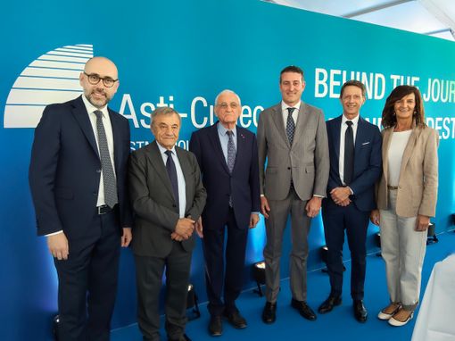 Da sinistra: il presidente della Provincia di Cuneo Luca Robaldo, il presidente ACA Giuliano Viglione, il presidente della Società Autostrada A33 Asti-Cuneo Giovanni Quaglia, il presidente nazionale Federacma e componente del Direttivo ACA Andrea Borio, il direttore ACA Fabrizio Pace e il vice direttore ACA Silvia Anselmo