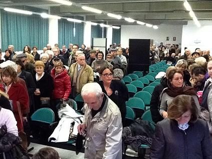 La gente in coda alle Primarie di novembre: tutto inutile?