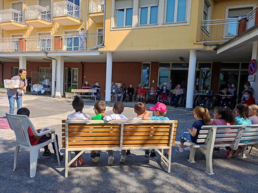Le maestre della scuola dell'infanzia di San Michele leggono ai bimbi e ai nonni della casa di riposo Le maestre della scuola dell'infanzia di San Michele leggono ai bimbi e ai nonni della casa di riposo