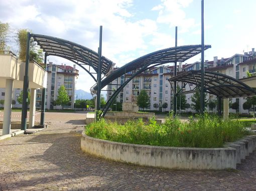 Cuneo: Piazza Biancani, anni di incuria per una fontana piena di erbacce e neppure funzionante