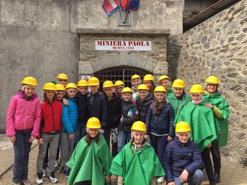 Le classi II della scuola Media di Manta, in visita alla miniera del talco