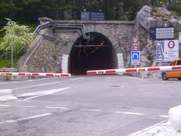 Mezzo pesante incastrato nel Tunnel del tenda: traffico di nuovo normale Mezzo pesante incastrato nel Tunnel del tenda: traffico di nuovo normale