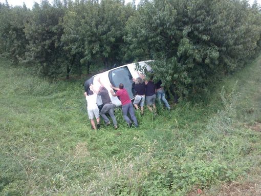 L'auto capottata mentre viene rimessa sulle quattro ruote