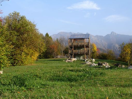 La torretta di avvistamento nell'area faunistica del centro