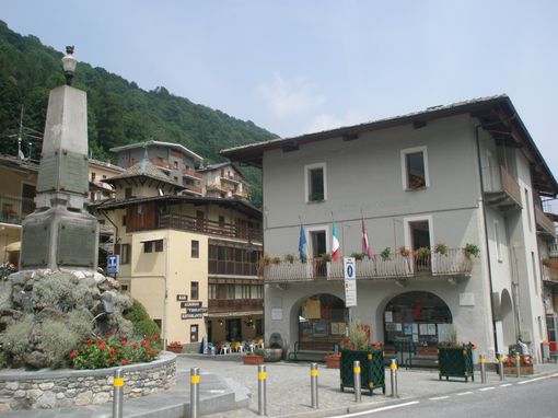 Il Municipio di Crissolo dove, al piano terra, si trova la biblioteca "Gianni Aimar"