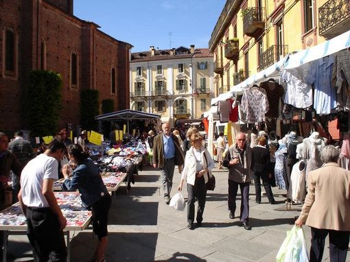 Il mercato del sabato di Saluzzo è, da sempre, uno spaccato della vita cittadina Il mercato del sabato di Saluzzo è, da sempre, uno spaccato della vita cittadina